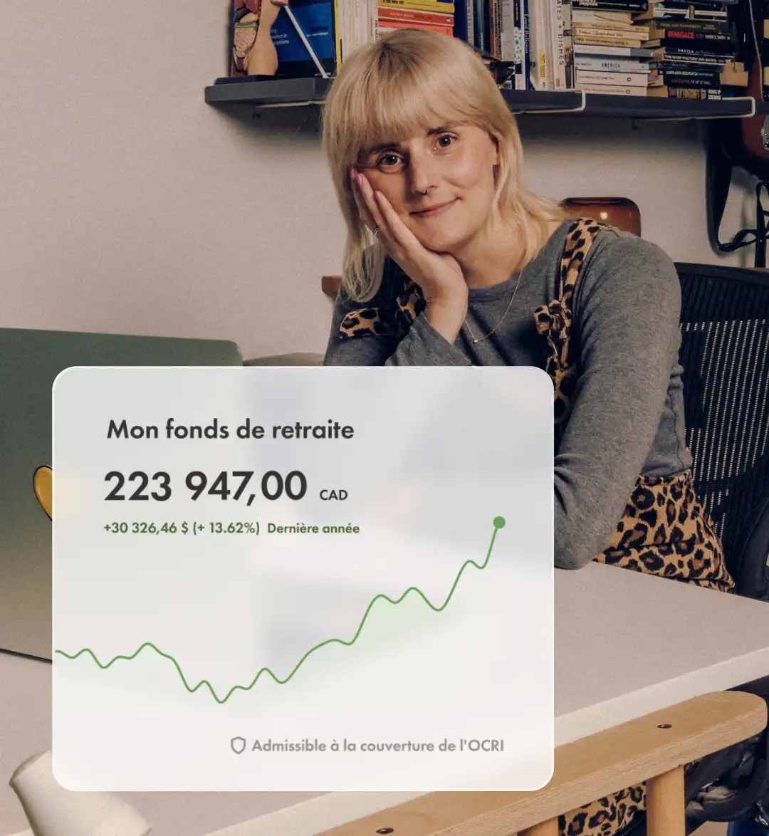 Une cliente Wealthsimple souriante assise devant son ordinateur portable. Un graphique linéaire en hausse montre les axes « Mon fonds de retraite » et « Admissable à la couverture de l'OCRI ».