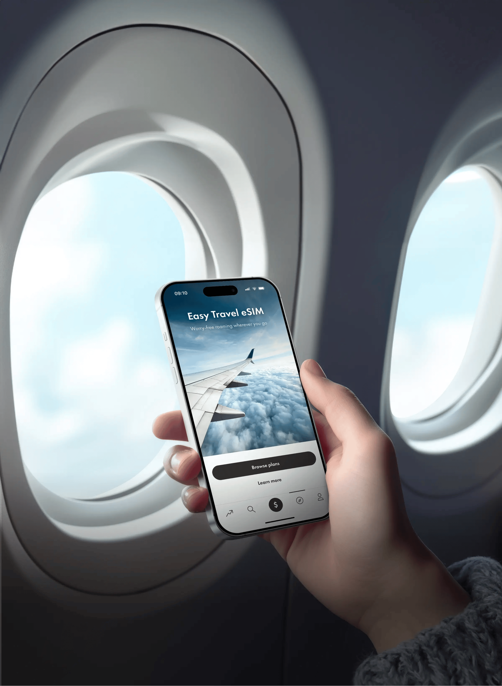 Une personne en avion qui reçoit une carte eSIM sur son téléphone 