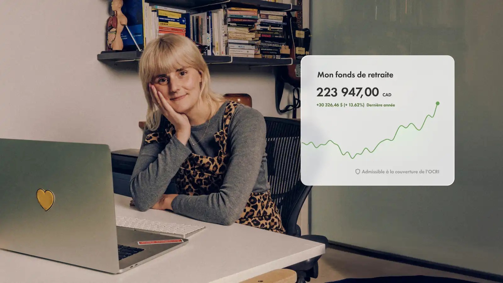 Une cliente Wealthsimple souriante assise devant son ordinateur portable. Un graphique linéaire en hausse montre les axes « Mon fonds de retraite » et « Admissable à la couverture de l'OCRI ».