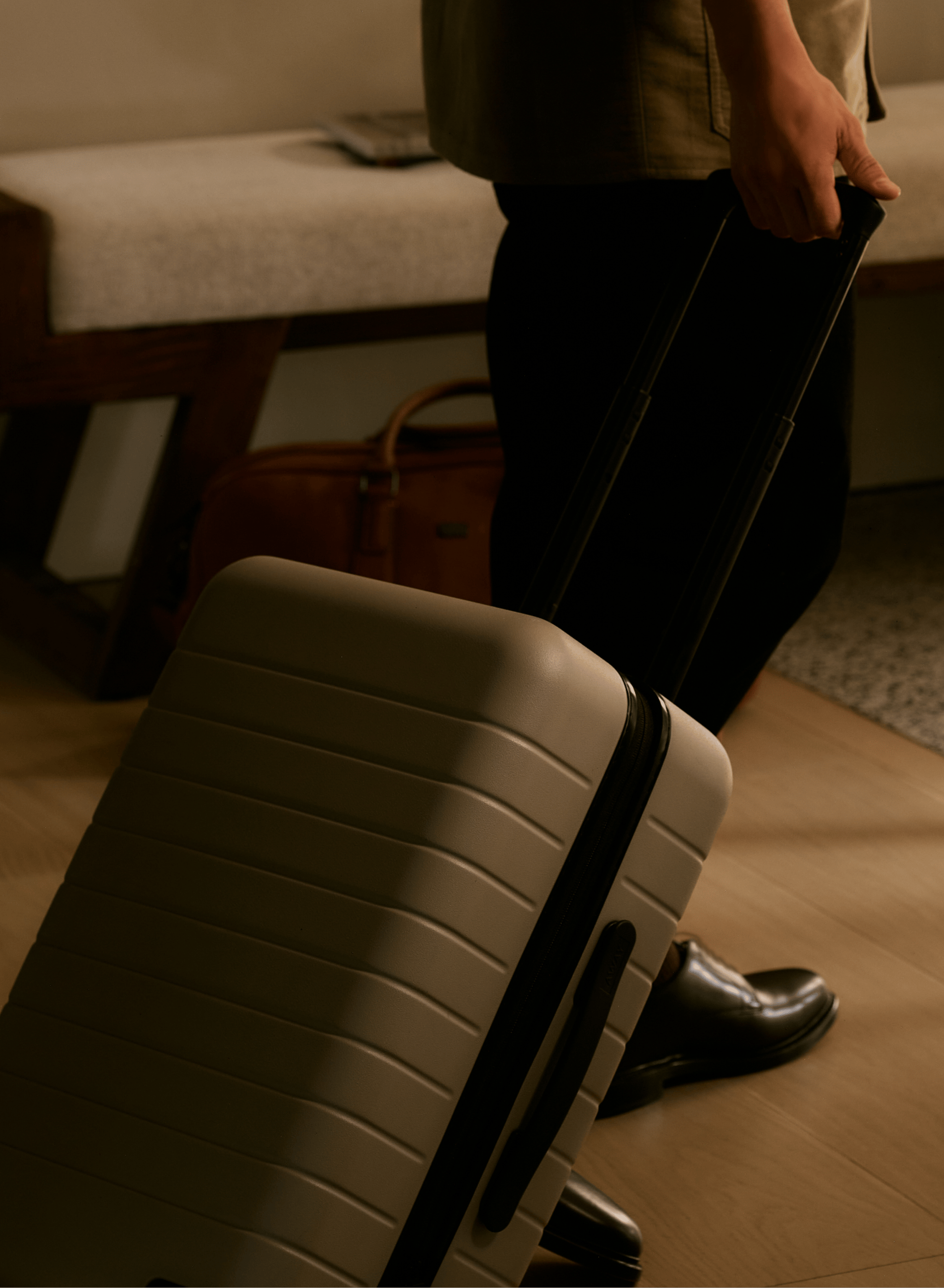 Une personne transportant une valise