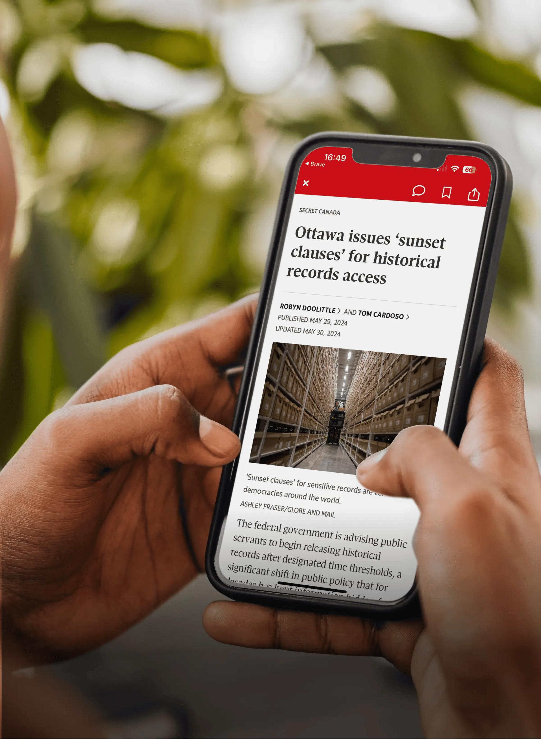 Une personne lit les nouvelles sur un téléphone