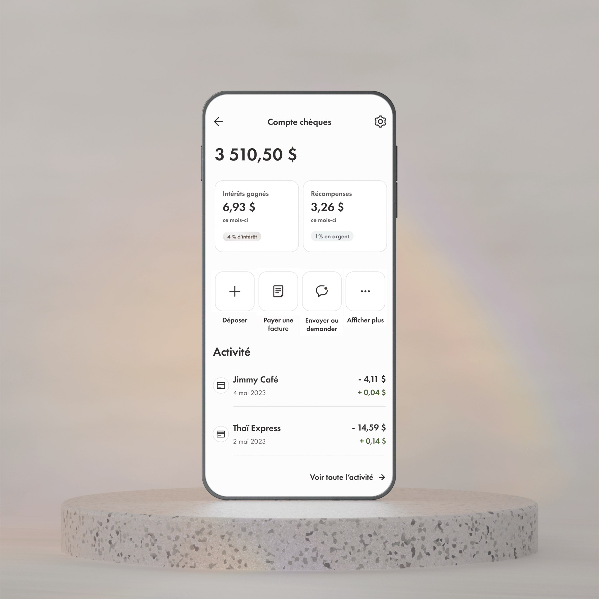 Gros plan d'un téléphone avec l'application Wealthsimple ouverte, montrant le solde du compte, les dépenses effectuées et les récompenses. 
