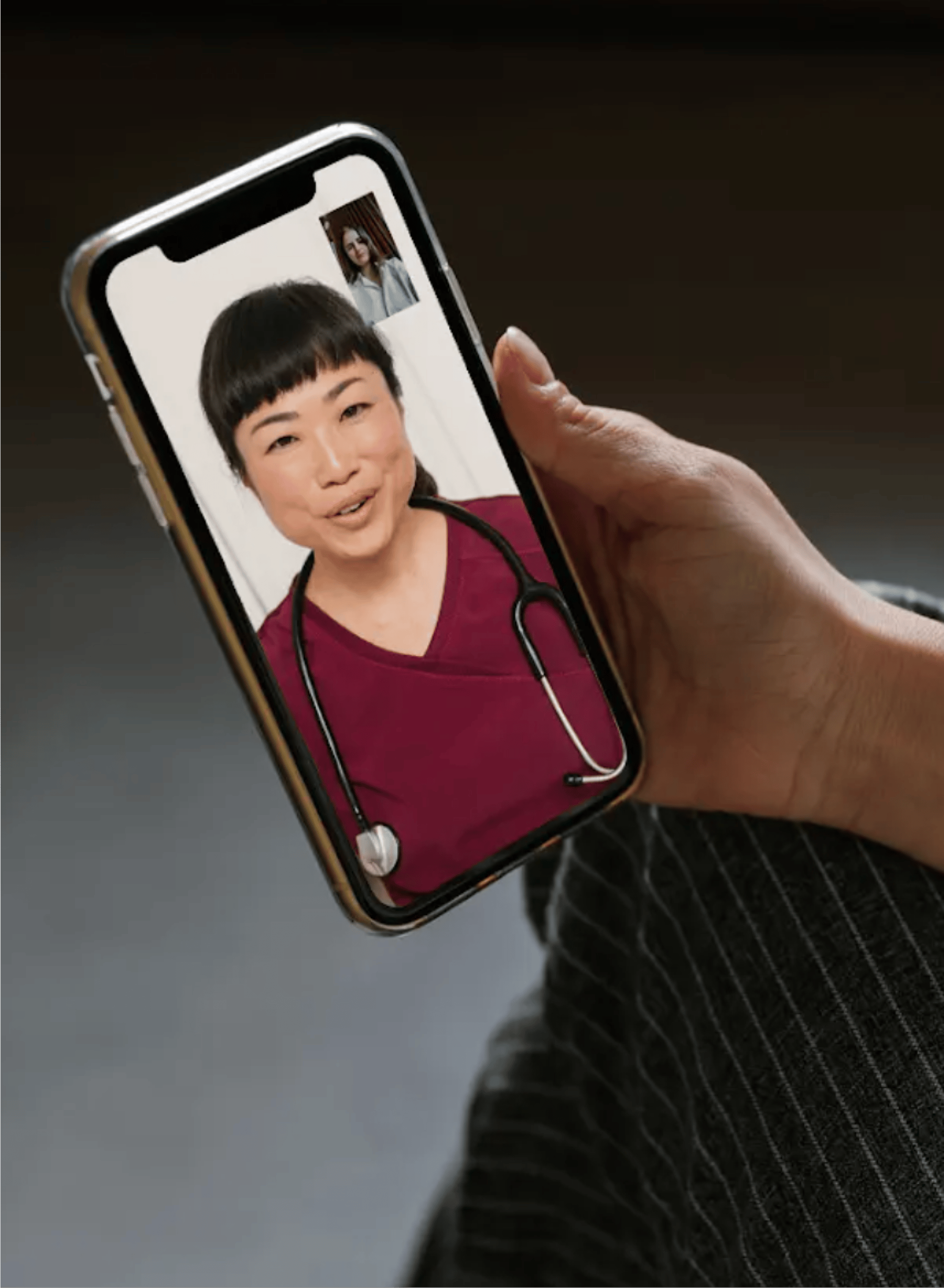 Une personne en appel vidéo sur son téléphone avec un professionnel de la santé 