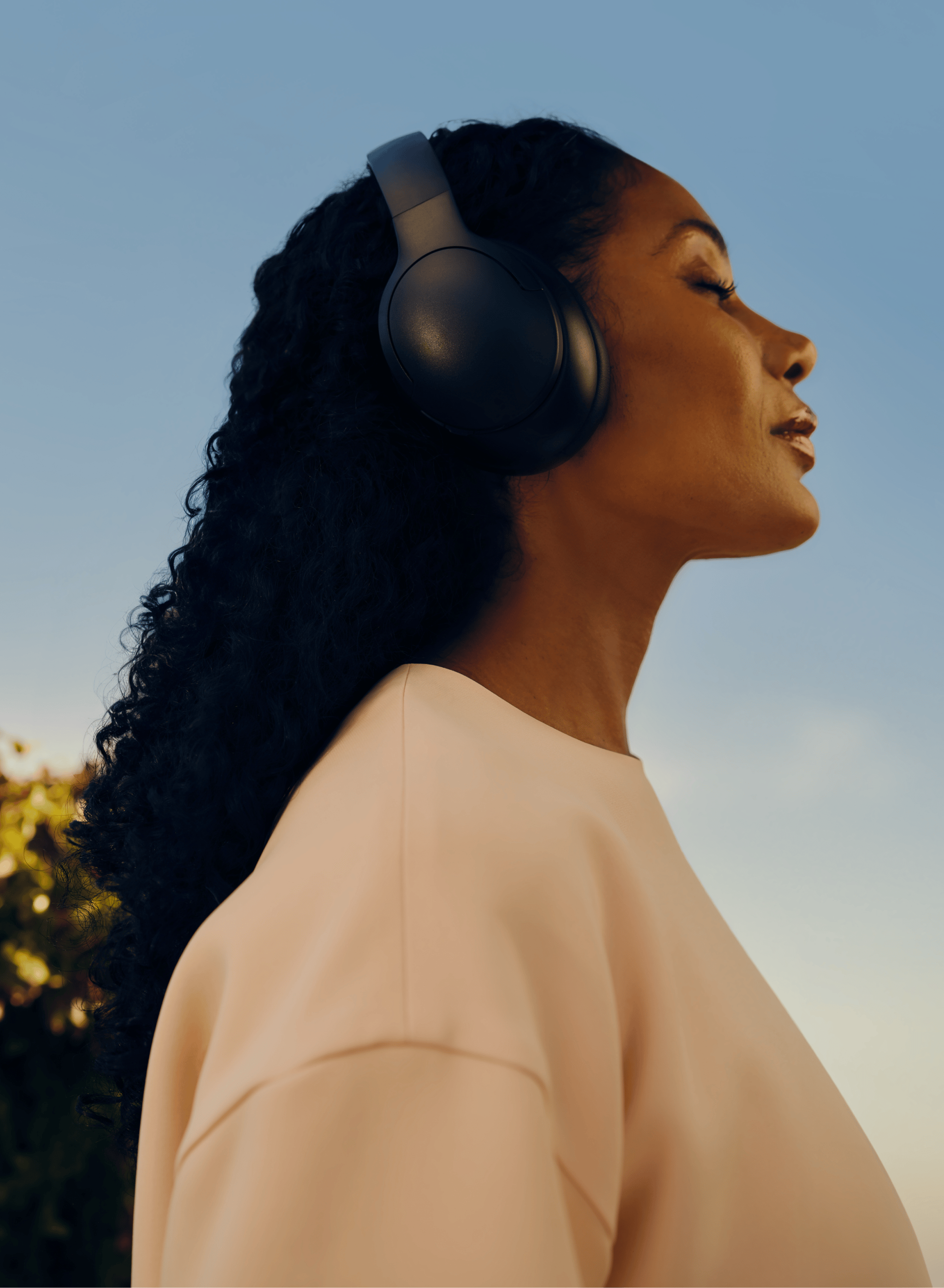 Une femme qui porte un casque d'écoute