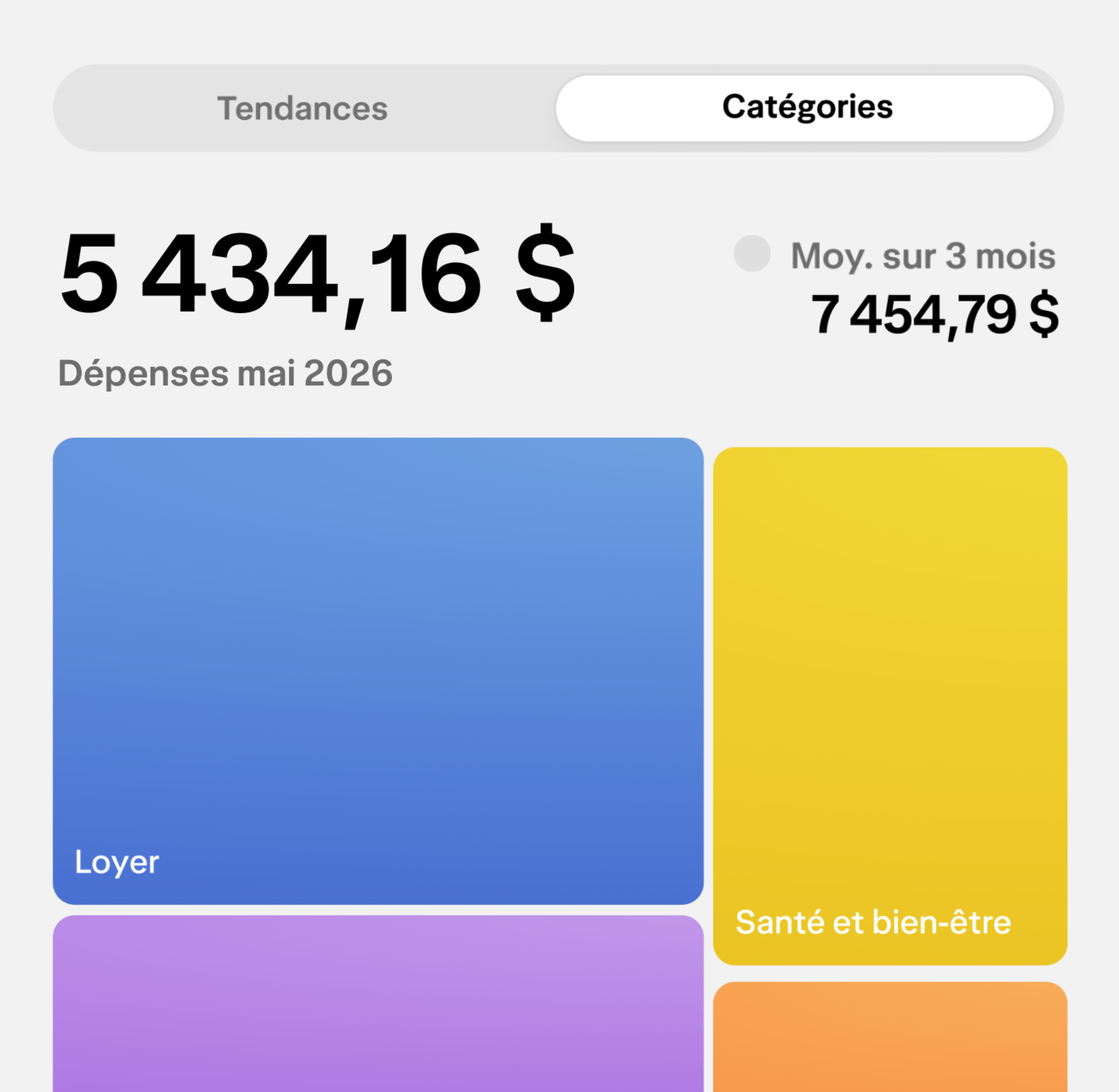 Un écran de l'appli affiche l'aperçu des dépenses et un mois de dépenses d'un ménage, comparé à sa moyenne sur trois mois.