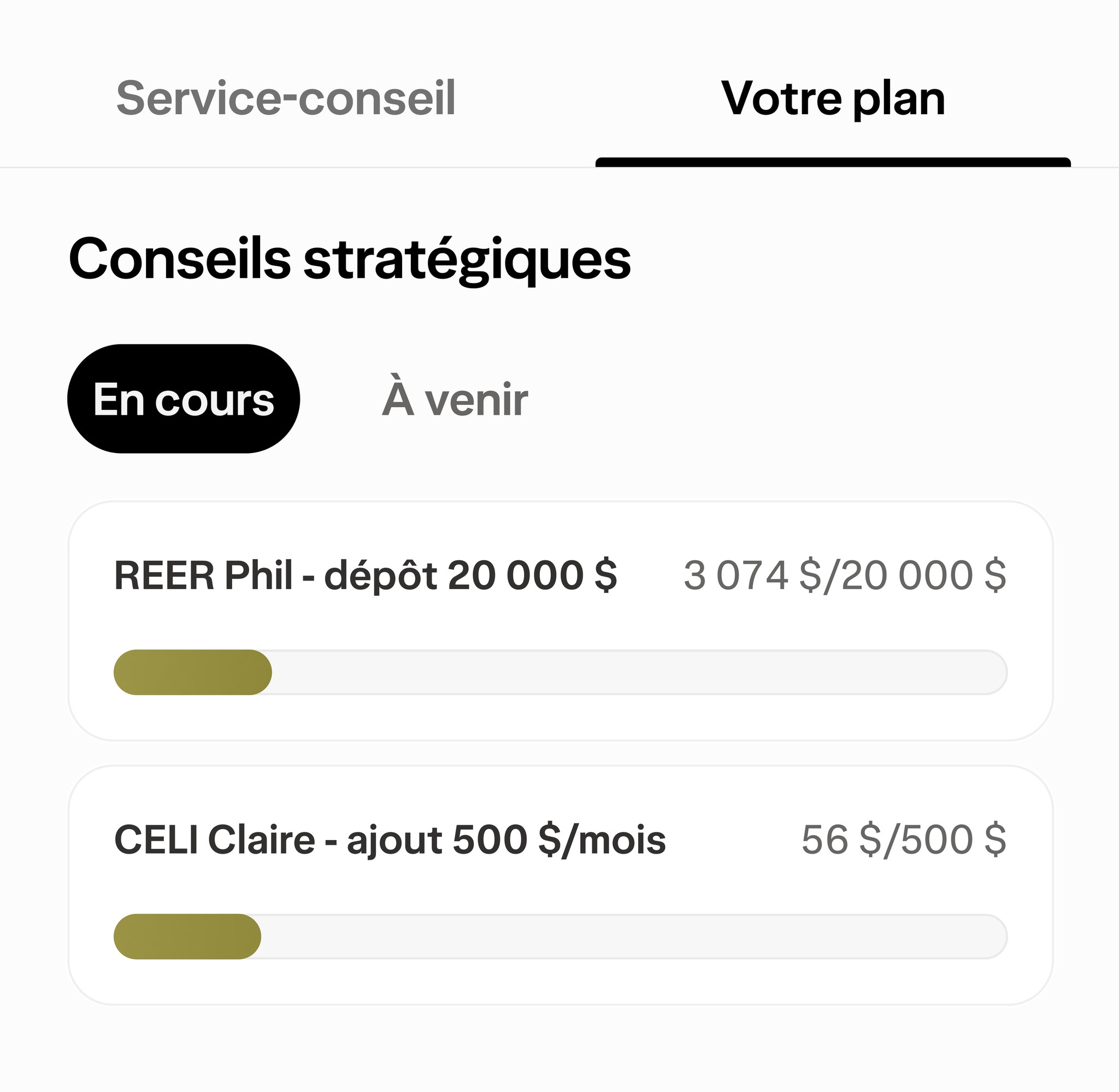 Écran présentant les stratégies d'épargne et d'investissement du plan financier, avec des barres de progression et une note d'une conseillère.