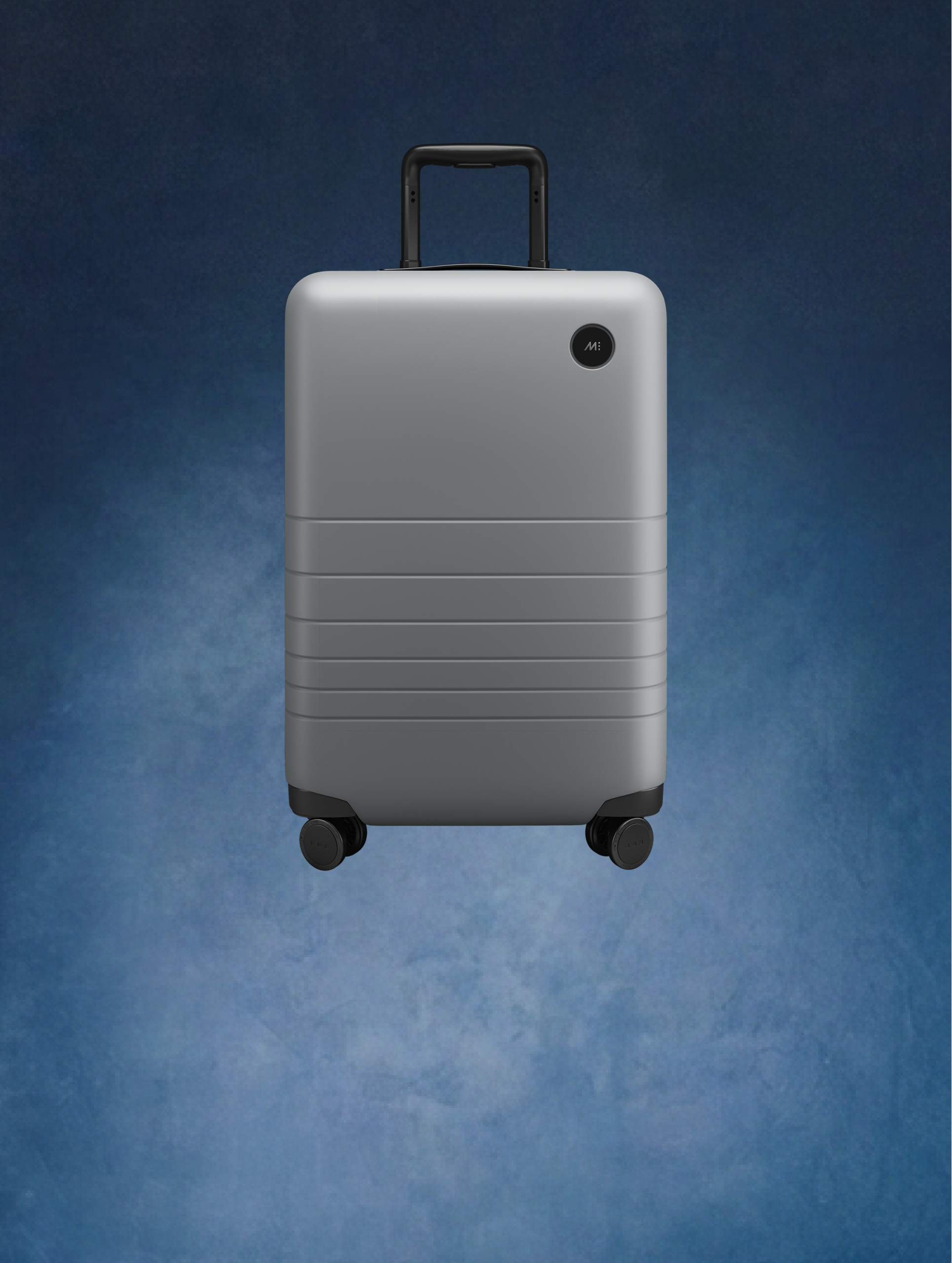 L'élégante valise de cabine Monos Carry On Plus en gris tempête.