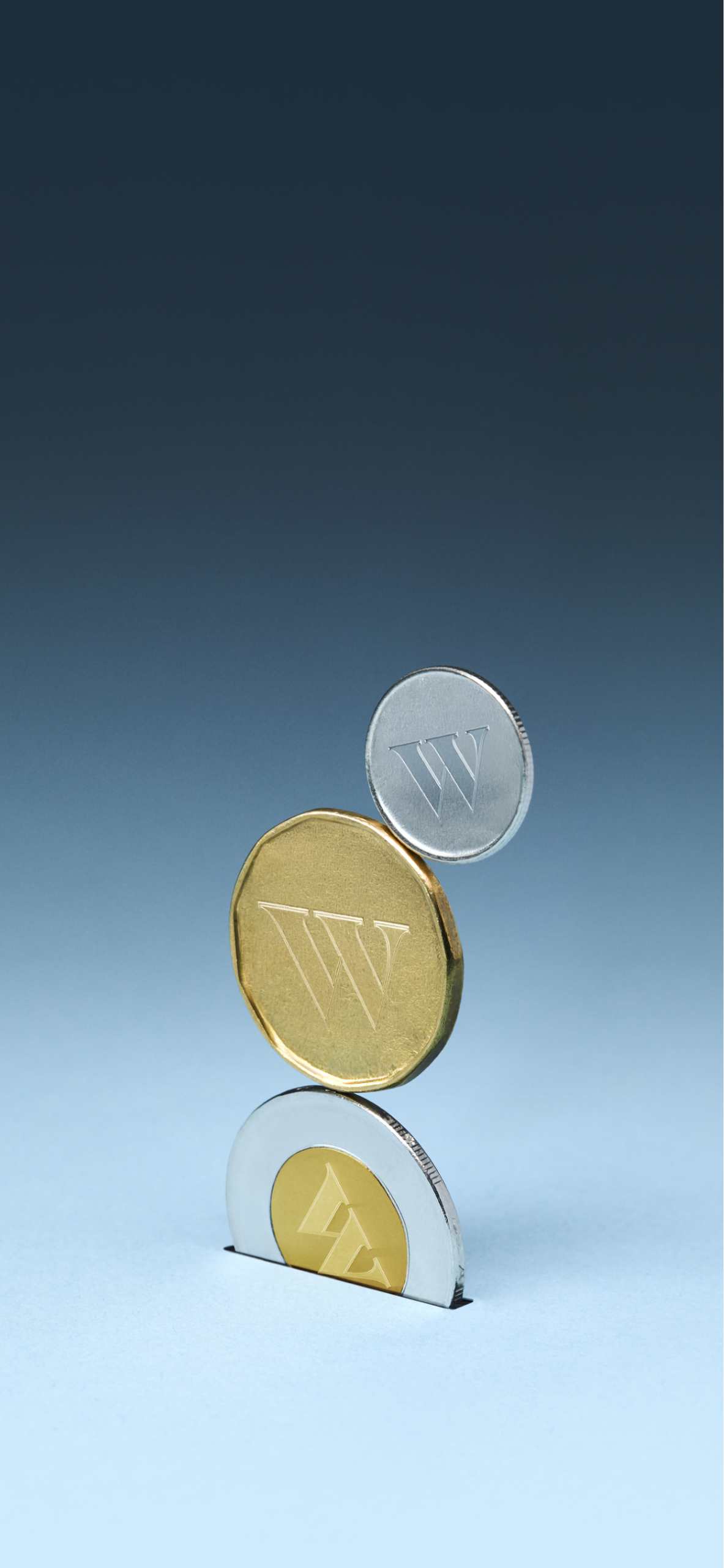 Trois pièces de monnaie portant le logo Wealthsimple entrant dans une fente.